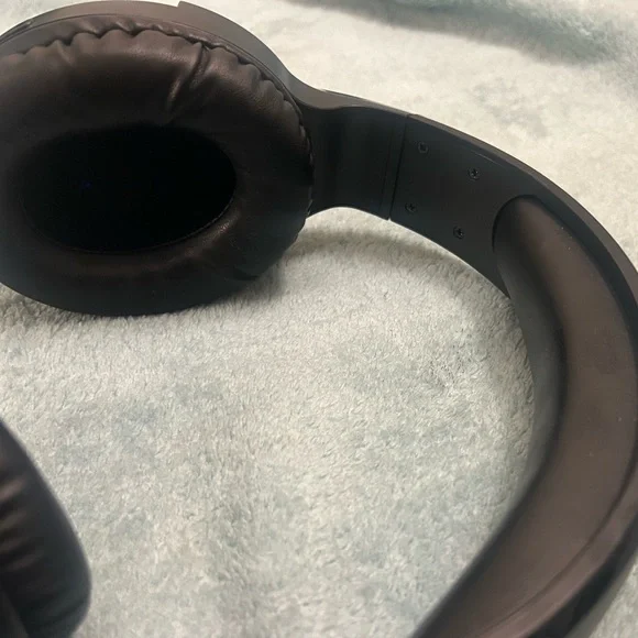 LED Light Color Changing Headphones - Picture 4 of 11